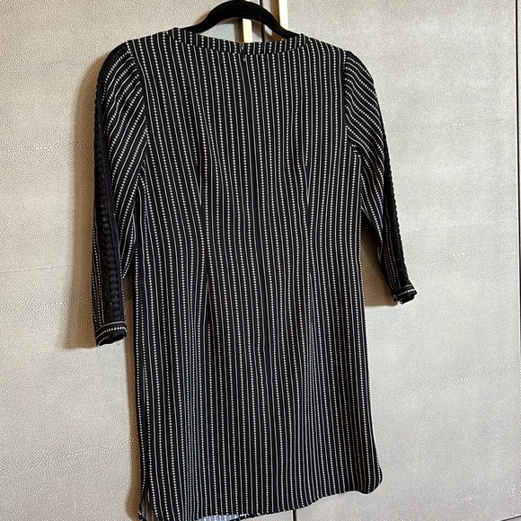 Pretty, a line but not form fitting. Leaner look can be achieved with a belt. - Picture 4 of 4